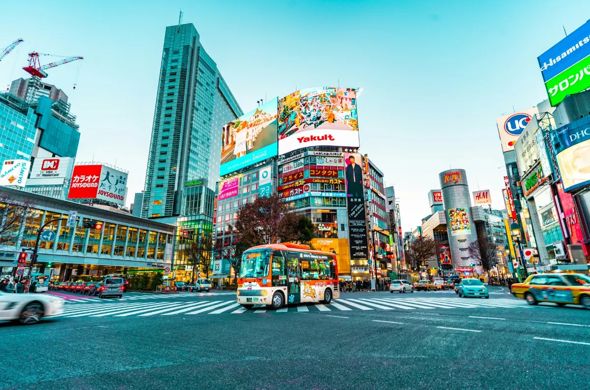 Vue du centre ville de Tokyo et tous ses panneaux publicitaires