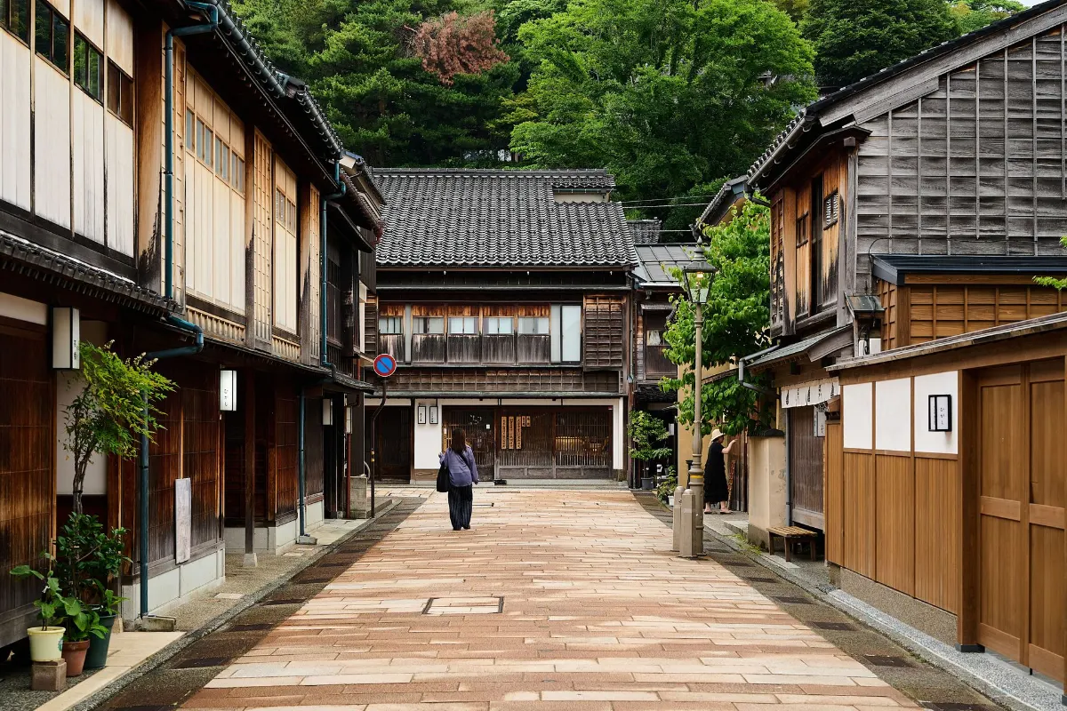 Rue traditionnelle paisible à Kanazawa, Japon avec une architecture en bois historique.
