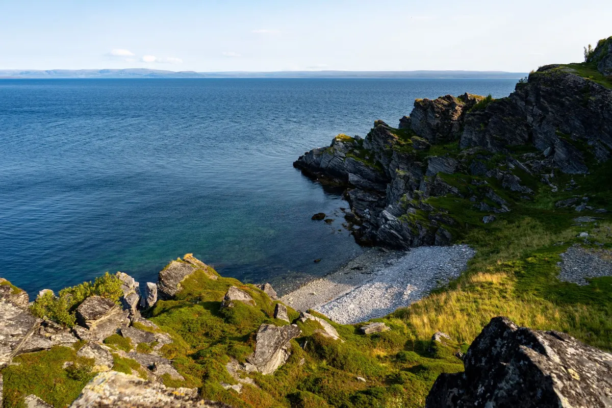 Vue à couper le souffle de la côte rocheuse et de la vaste mer à Honningsvåg dans la région de Finnmark, en Norvège.
