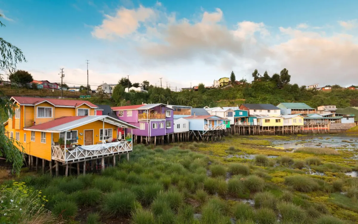 maisons sur pilotis de couleurs vive au dessus de marais