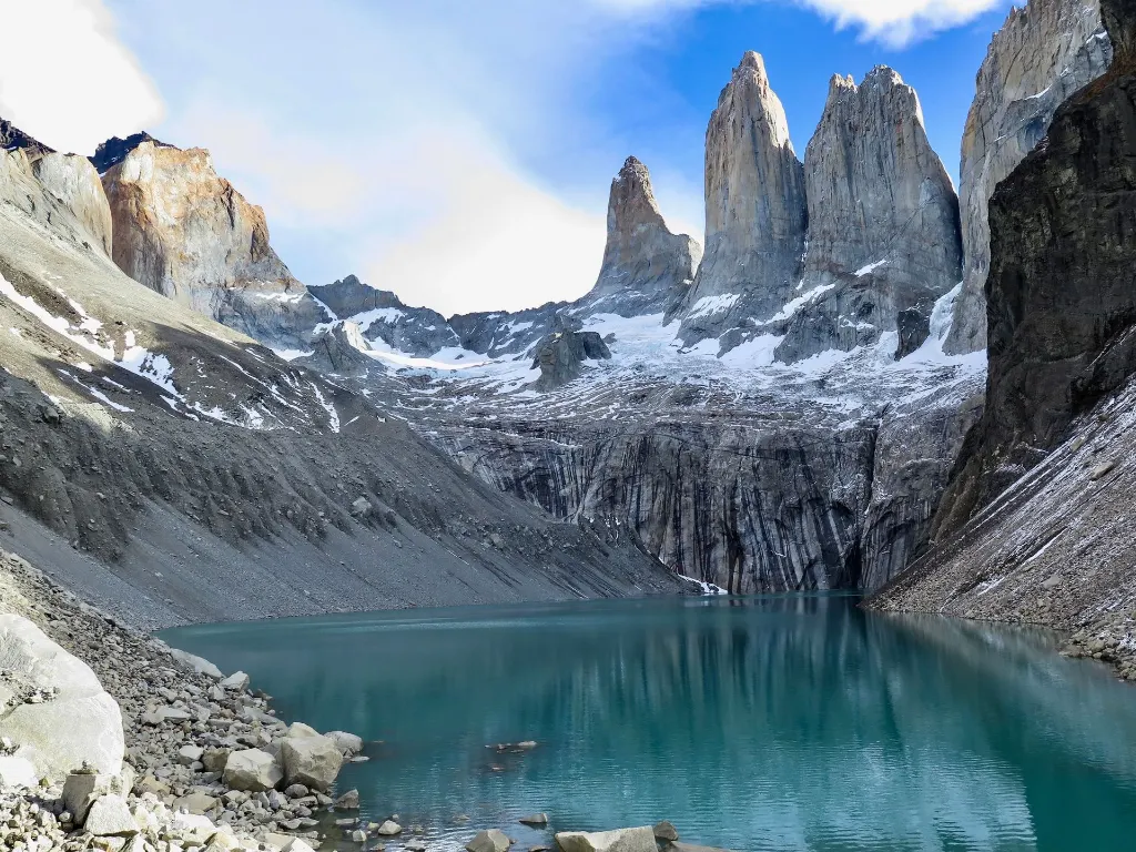 Vue pittoresque des Torres del Paine avec un lac turquoise et des montagnes escarpées en Patagonie chilienne.