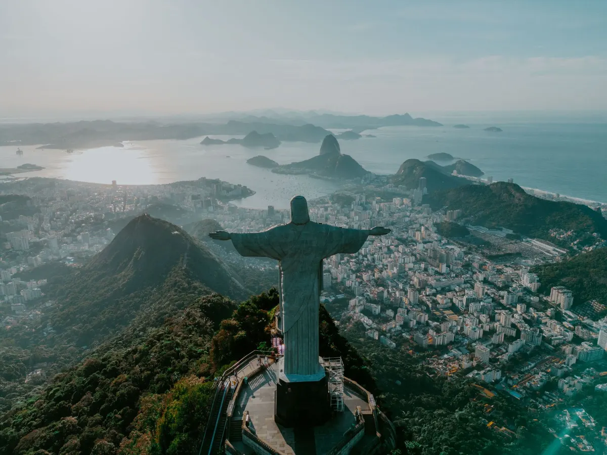 le Christ rédempteur vu du dessus, surplombant la ville de Rio. En arrière plan, un fleuve
