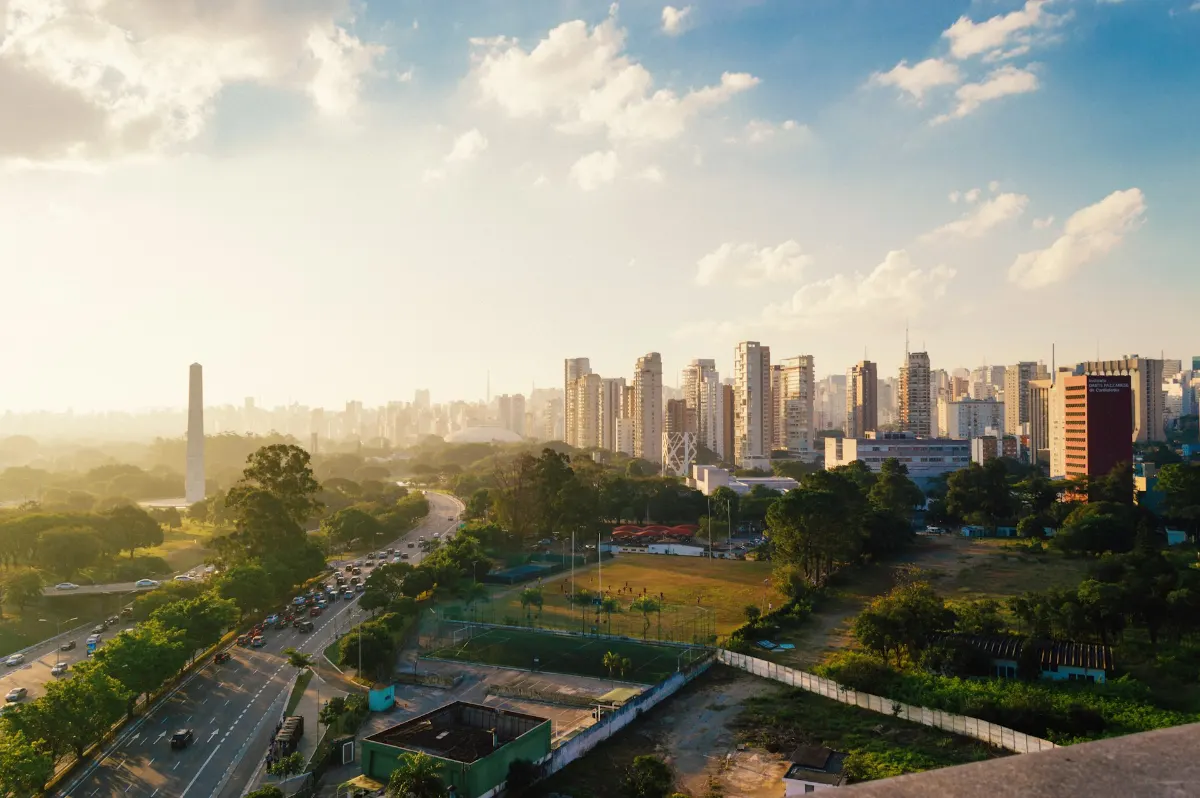 Une vue sur la ville de São Paulo depuis un immeuble en hauteur.