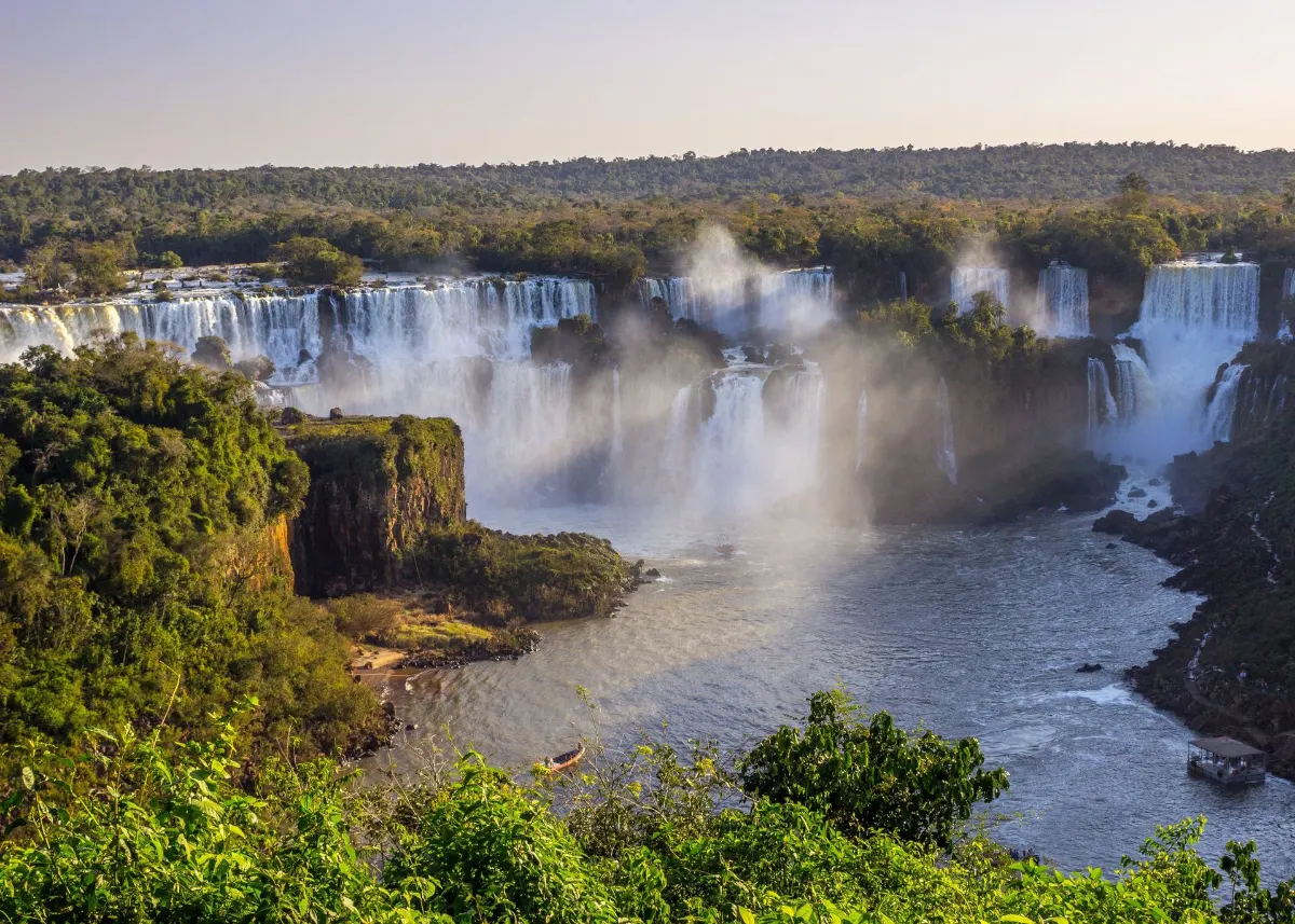Panorama à couper le souffle sur les chutes d'Iguassu à Foz do Iguaçu, Brésil.