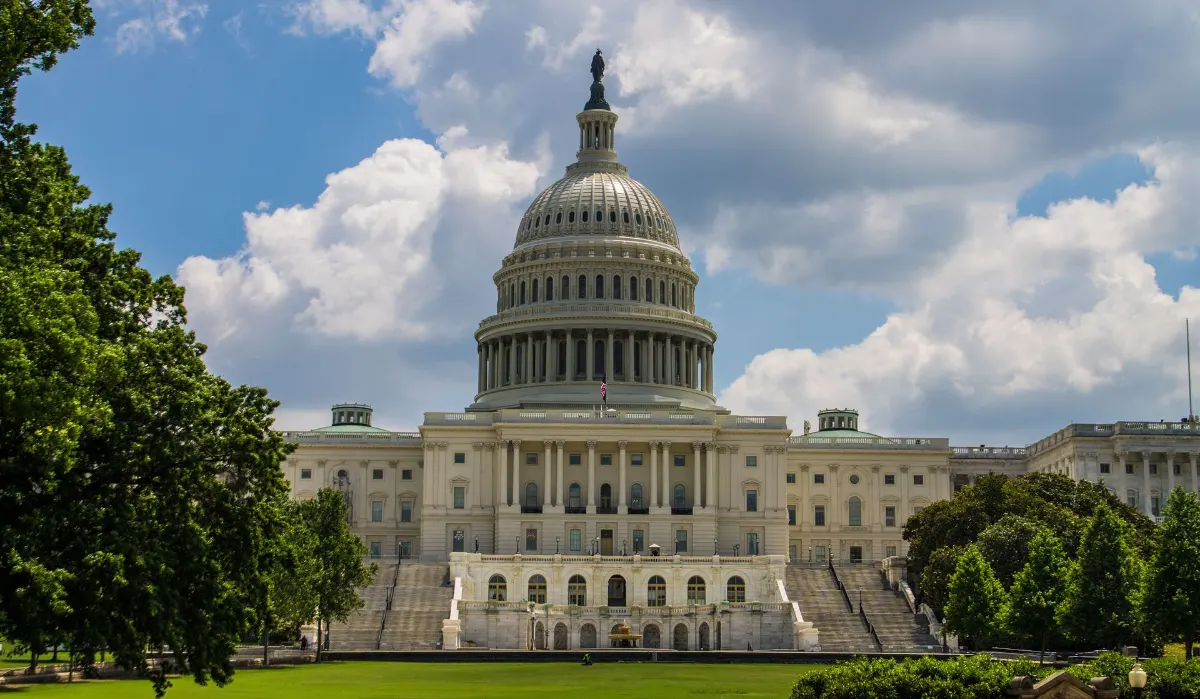 Une vue stunning du Capitole des États-Unis sous un ciel bleu à Washington, D.C.