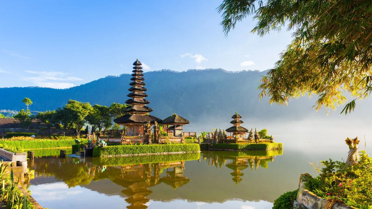Pura de Temple d'Ulun Danu Bratan au lever du soleil, Bali, Indonésie