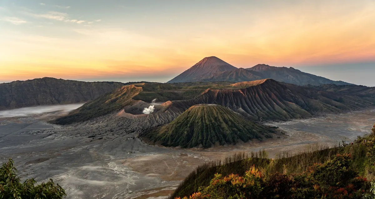 Une vue aérienne à couper le souffle du mont Bromo avec des cratères volcaniques au lever du soleil, mettant en valeur une beauté panoramique.