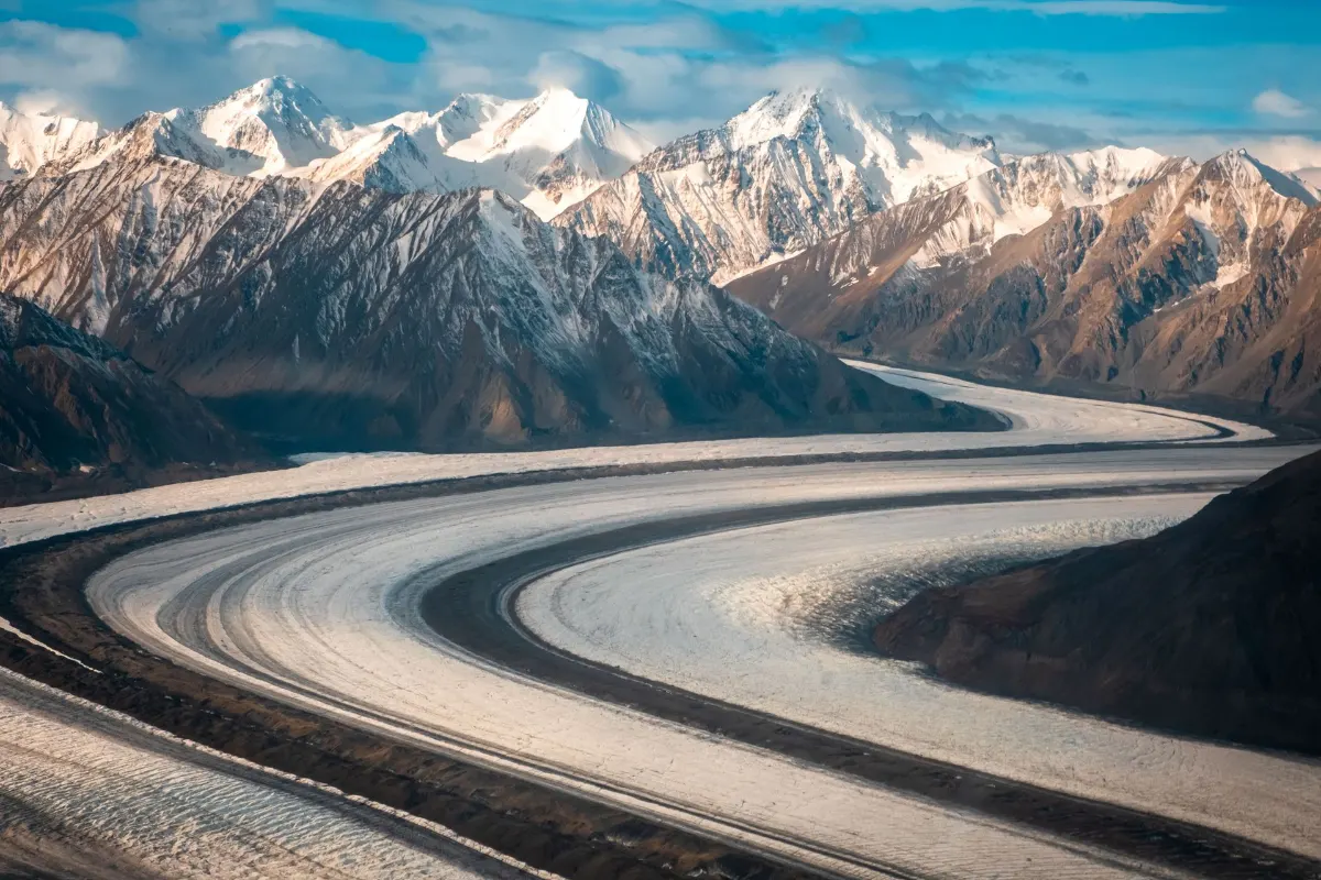 Une vue à couper le souffle des montagnes enneigées et du glacier sinueux à Haines Junction, au Yukon, Canada.