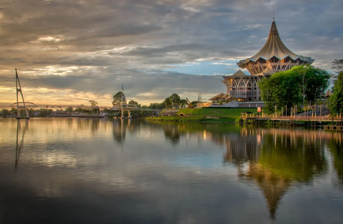 Bord de rivière à la ville de Kuching dans la région de Bornéo