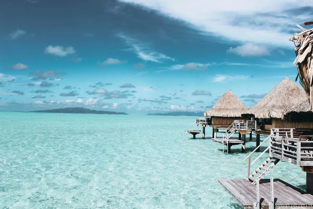 Des bungalows sur l'eau sur une mer turquoise cristalline en Polynésie française.