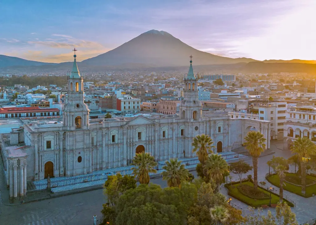 Vue drone de la cathédrale d'Arequipa avec le volcan El Misti en arrière-plan au coucher du soleil.