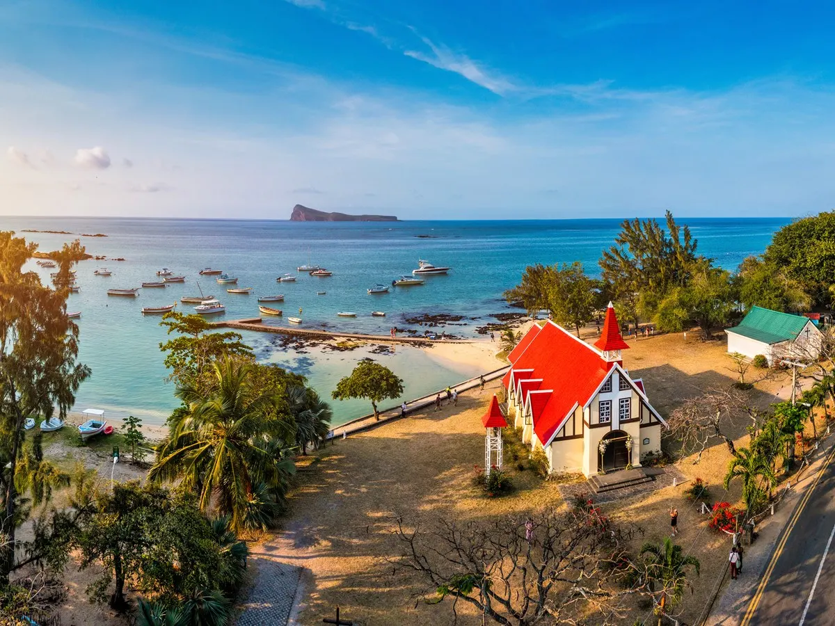 Église rouge au village de Cap Malheureux, île Maurice. Notre Dame de Auxiliatrice, église rurale au toit rouge dans le village tropical de Cap Malheureux sur l’île Maurice, océan Indien.