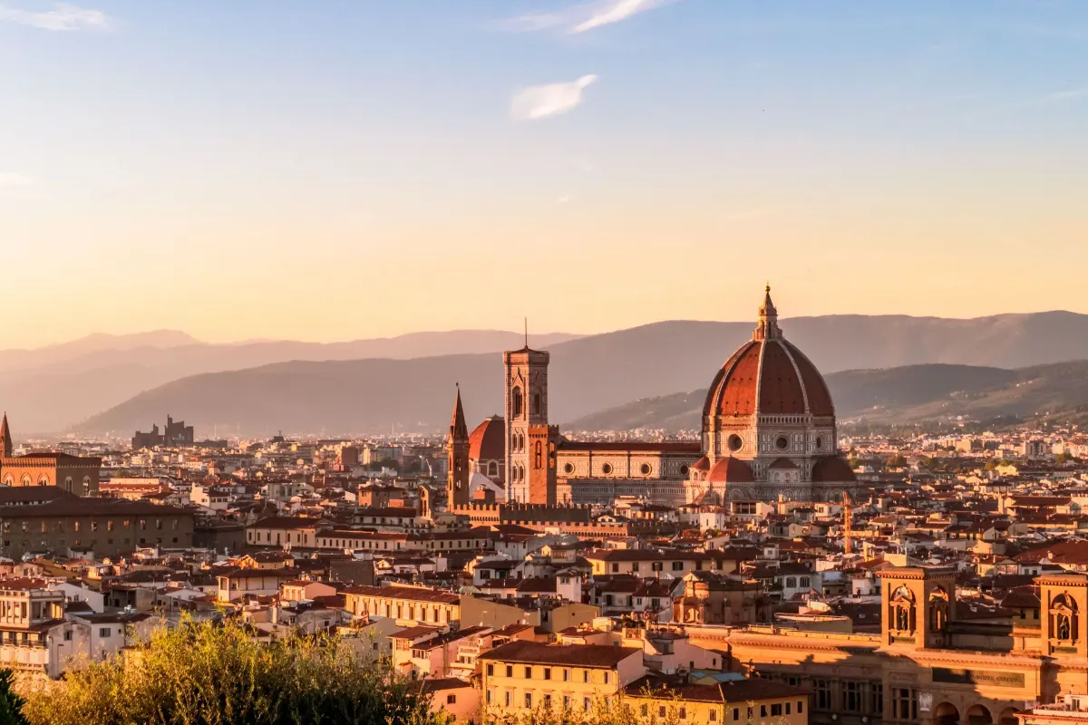 Coucher de soleil captivant sur Florence, mettant en valeur le Duomo iconique et la skyline toscane.