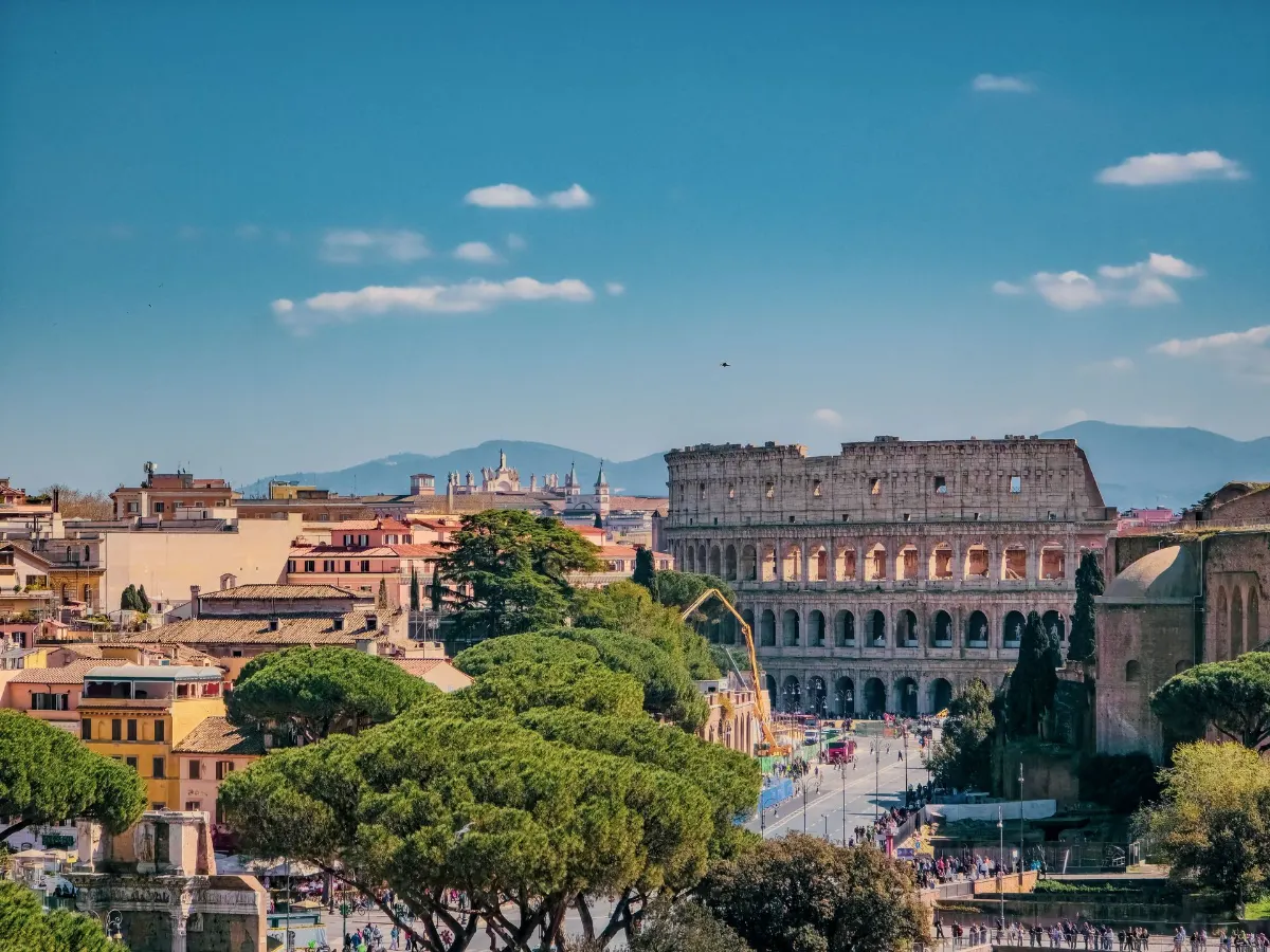 vue aérienne du Colisée de Rome en Italie avec un grand ciel bleu