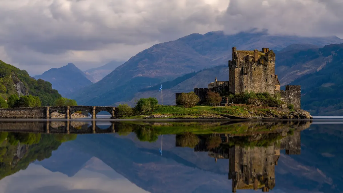 Vue époustouflante du château d'Eilean Donan et du pont reflétés sur le Loch Duich en Écosse.