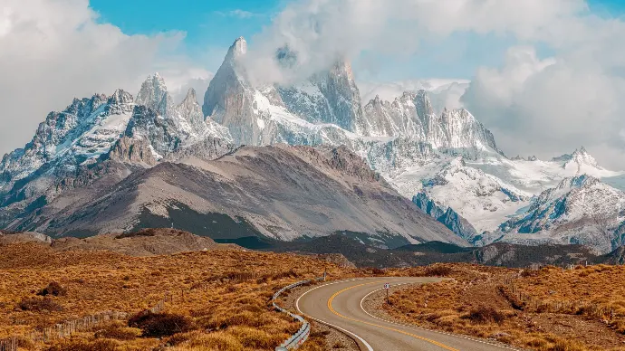 Découvrez la vue époustouflante du mont Fitz Roy en Patagonie, Argentine, avec une route sinueuse menant aux sommets majestueux.