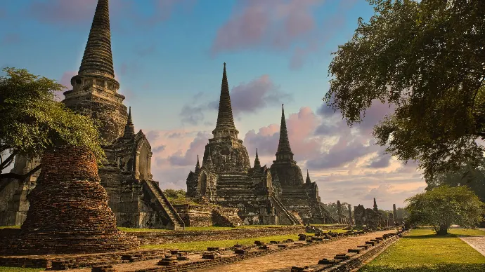 Temple en Thaïlande avec ciel nuageux