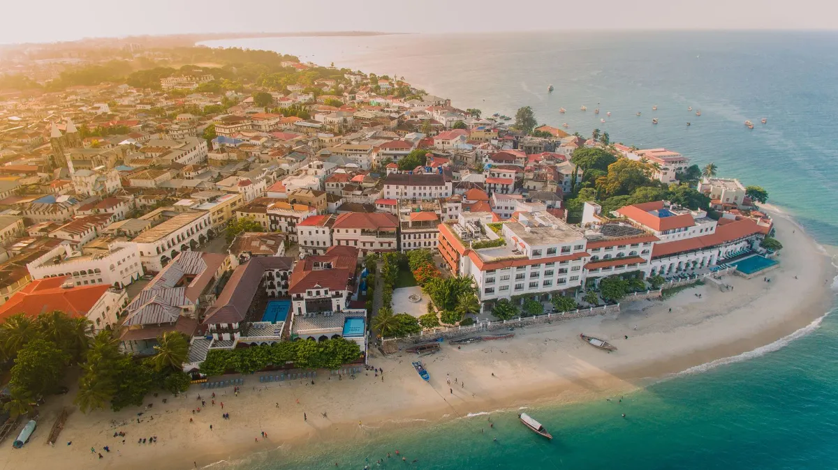 Une prise de vue aérienne à couper le souffle de Stone Town, Zanzibar mettant en valeur l'architecture historique et la côte pittoresque.