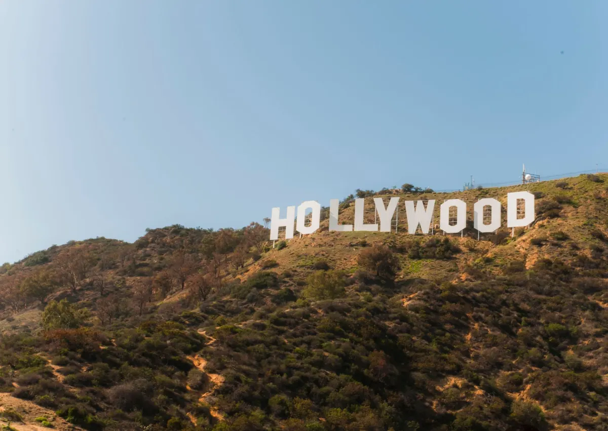 Célèbre panneau Hollywood sur la colline sous un ciel bleu clair à Los Angeles, Californie.