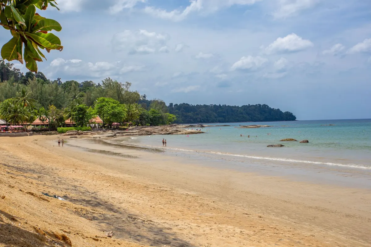 Découvrez la sérénité sur une plage tropicale à Khao Lak, en Thaïlande, idéale pour des vacances relaxantes.