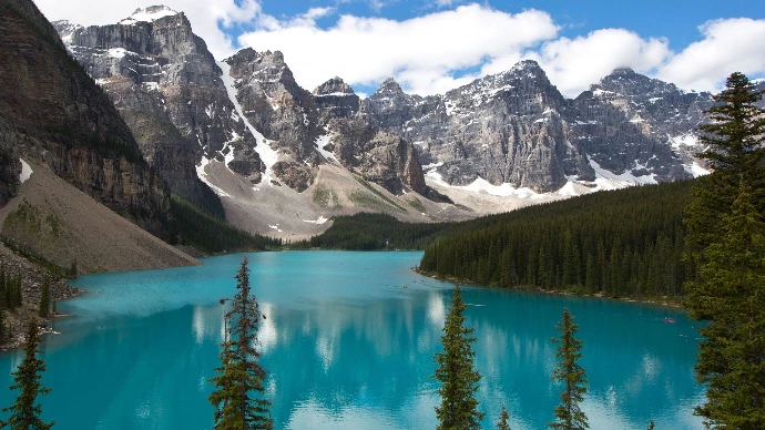 lac au canada avec les montagnes en fond