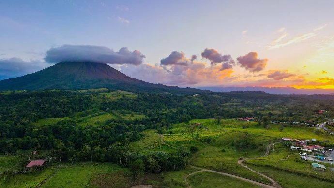 Plaine verdoyante du Costa Rica avec une montagne en fond