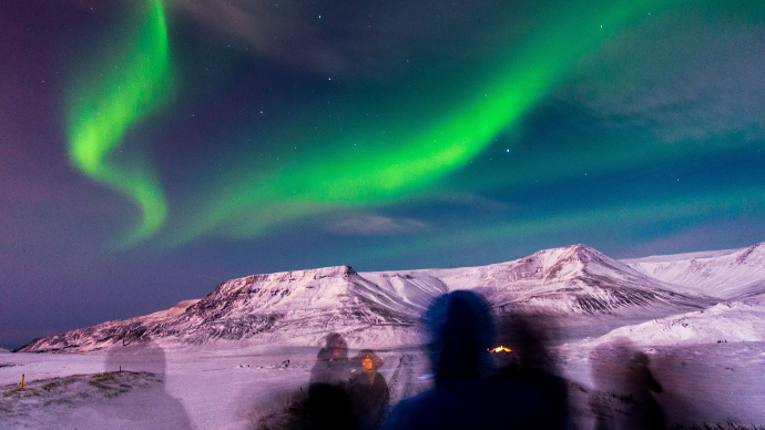 Aurores Boréales dans un décore enneigé de la Norvège. Il fait nuit